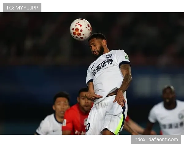 武汉三镇单场失五球防线崩盘 阿德里亚诺染红暴露纪律问题